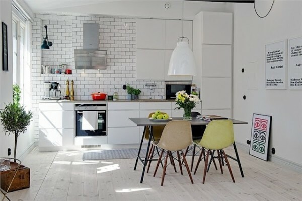 Diseño de la cocina recta en blanco