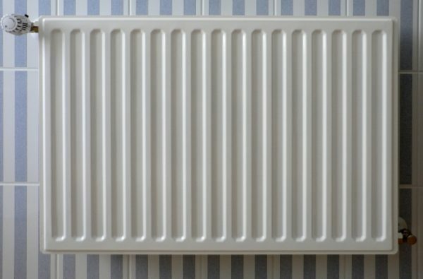 Placa de radiador de aquecimento dá-se calor, principalmente por radiação devido à pequena área de contacto térmico com o ar.