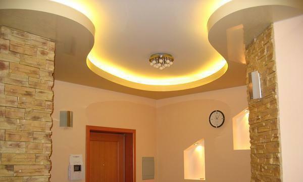 Podhľad, ktorý je vybavený modernou osvetľovacie zariadenie, umožňuje vytvoriť v obývacej izbe atmosféru pohodlia a pokoja