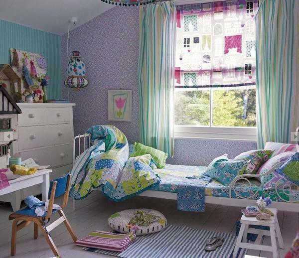 Cortinas e outros acessórios, na técnica de patchwork, irá naturalmente olhar no quarto de uma criança ou adolescente