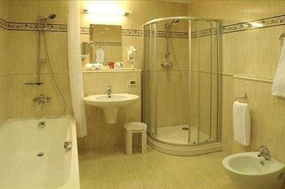 Nowoczesny pokój toaletowy