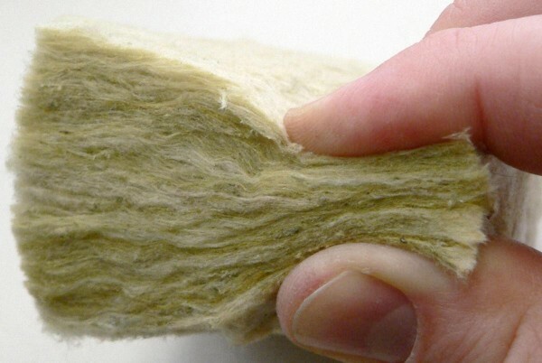 La lana de roca no es destruido por trituración, y no irritante para la piel humana.