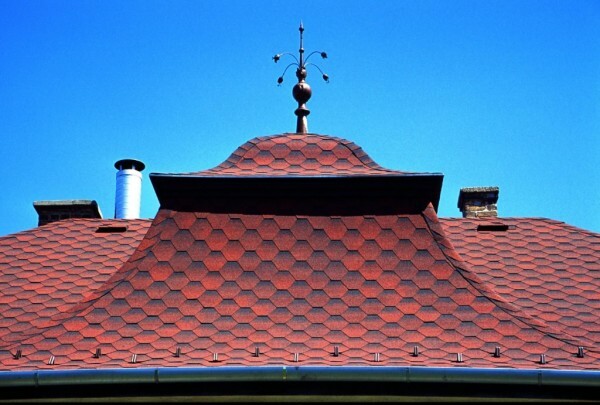 Schindeln kommt zu den Dächern von beliebiger Form