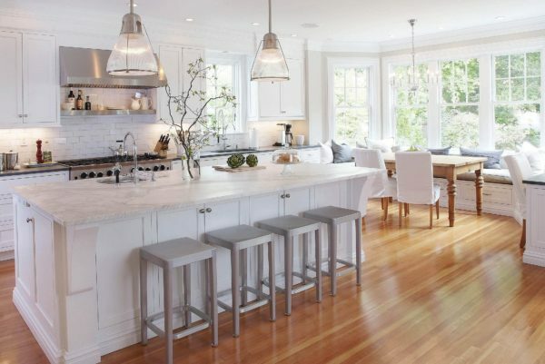 Pentru a construi cu succes o bucătărie spațioasă, trebuie să ia în considerare aspectul camerei, pentru a alege un stil și materiale de calitate.