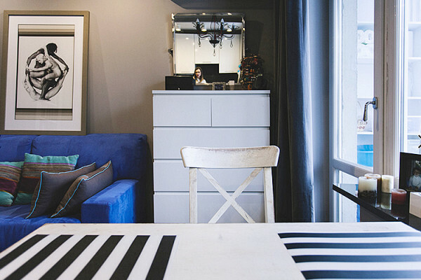 Den vigtigste plet af farve - mættet elektrisk blå sofa