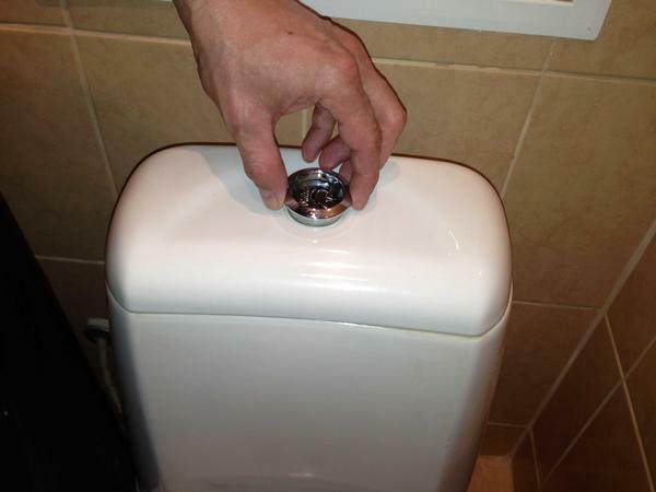 Om de gebarsten toilet tank af te dichten, in eerste instantie moet je het oppervlak voor te bereiden