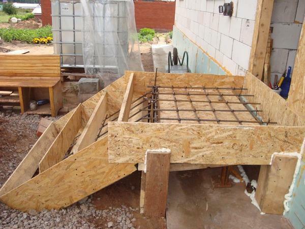 Zkontrolujte silnější beton žebřík může být vzhledem ke konstrukci kovovou výztuží nebo