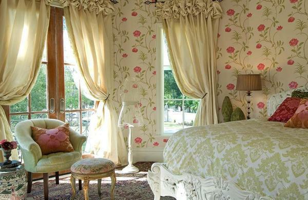 For stil med Provence er kendetegnet ved anvendelse af letvægts tekstil, eventuelle voluminøse og tunge gardiner dyster gardiner