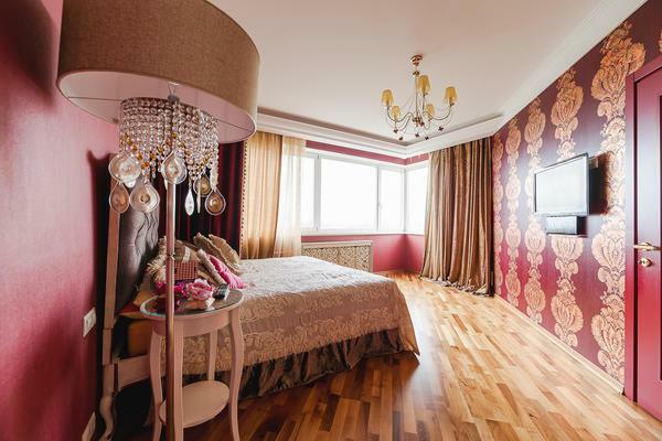 According to psychologists, in the organically selected interiors with burgundy wallpaper, there is a special atmosphere of comfort and luxury