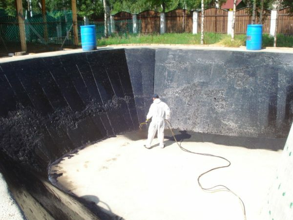 For large-scale works of liquid rubber is applied in mechanized way