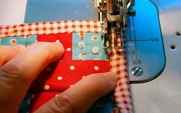 Patchwork sprei kan naaien als een naaimachine en handen