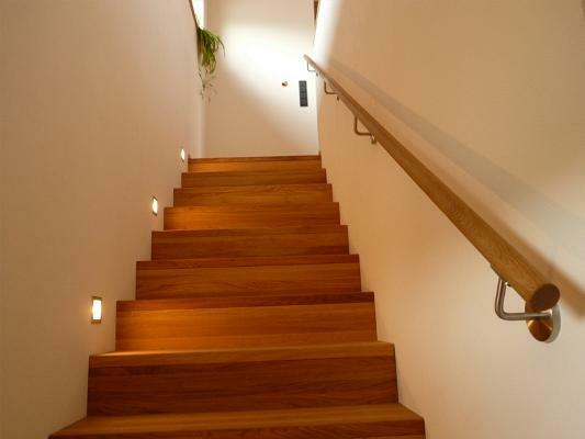 Dekorē ar kāpnēm, un padarīt to interesantāku, var izmantot apdares posmi no koka