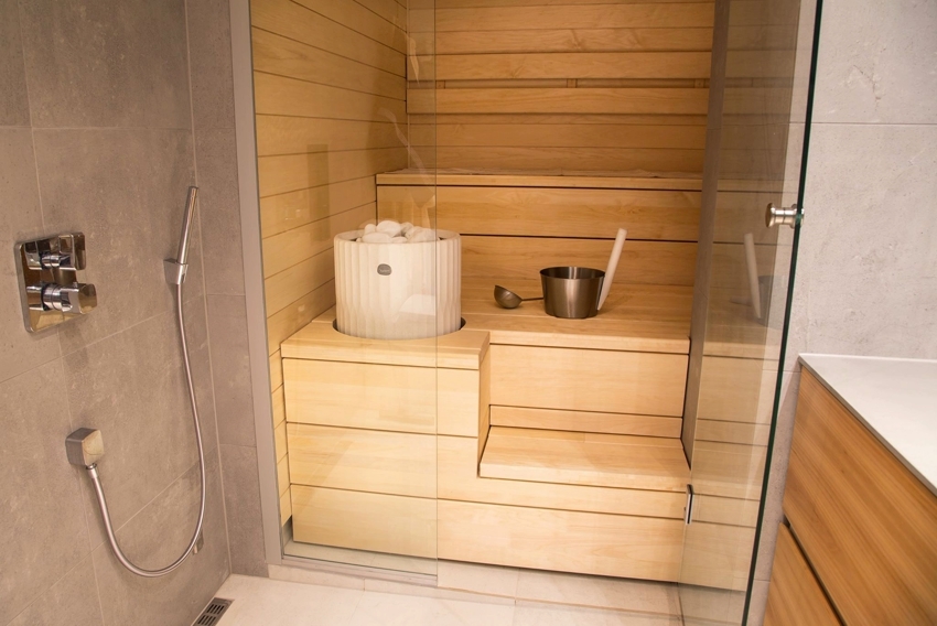 In einer Sauna mit feuchtem Dampf kann die Luftfeuchtigkeit bis zu 45% ansteigen