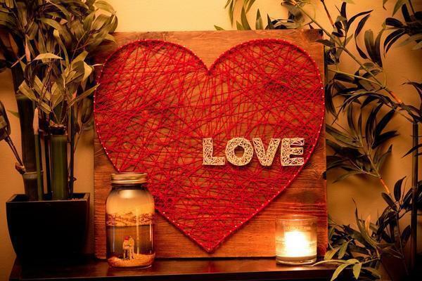 panel yang indah dan halus dari benang dan paku dalam bentuk hati - cara yang murah dan asli untuk menghias rumah untuk hari Valentine