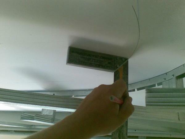 Prvým krokom pred inštaláciou podhľad zo sadrokartónu, že je nutné, aby rozvrhnutie stropu