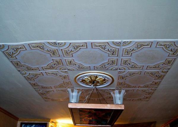 Ceiling made of polystyrene: photo by yourself, panels and decoration, how to fix figured decor, squares and rosettes
