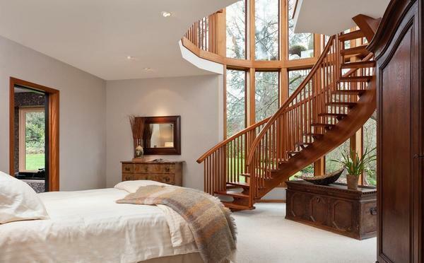 Untuk saat ini, yang paling populer adalah indah dan elegan tangga kayu