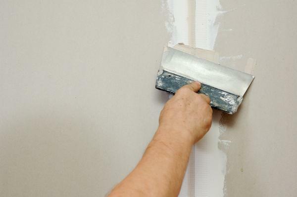 Antes de embarcarse en unas costuras obturadores deben limpiar primero la pared de suciedad y polvo