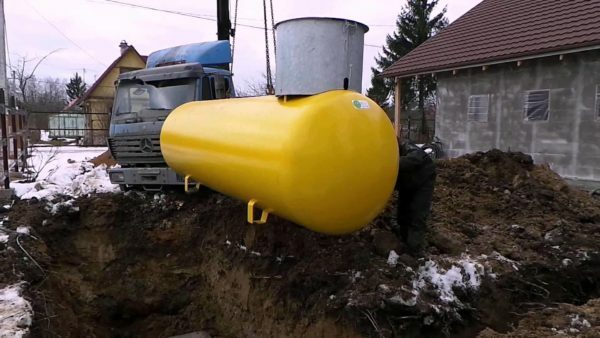 Namestitev rezervoarja plina v koči dvorišču. je bilo treba žrtvovati del uporabne površine.