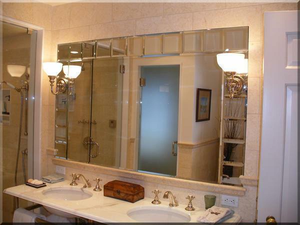For at understrege de stærke sider af rummet, med koniske paneler kan placeres i badeværelset. Spil højdepunkter, kombineret med vanddråber, vil skabe rummet en usædvanlig og meget romantisk atmosfære, placeret, hvor det vil være behageligt, ikke kun for voksne, men også for børn