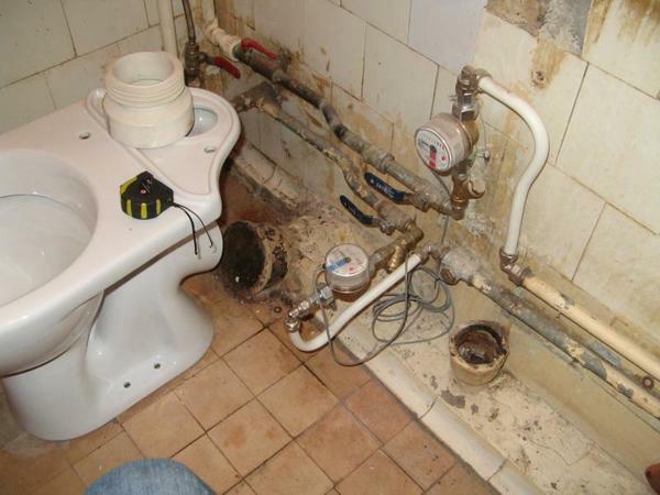 Før du bytter ut en gammel toalett, må du tappe vannet og fjerne alle skruene fra det