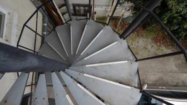 Spiralno stopnišče, ki vodi na podstrešje. Industrijska stopnic - vezane plošče, obarvana gume barva. Matica na robovih tekalne plasti ne dajejo noge do zdrsa.