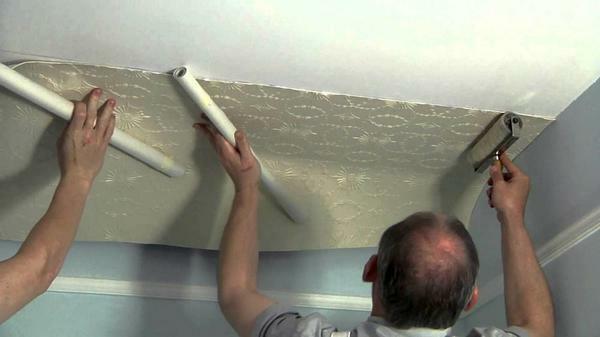 Memperhatikan gelembung udara di bawah kanvas, jalur tingkat wallpaper sesegera mungkin, dalam waktu untuk menyingkirkan mereka