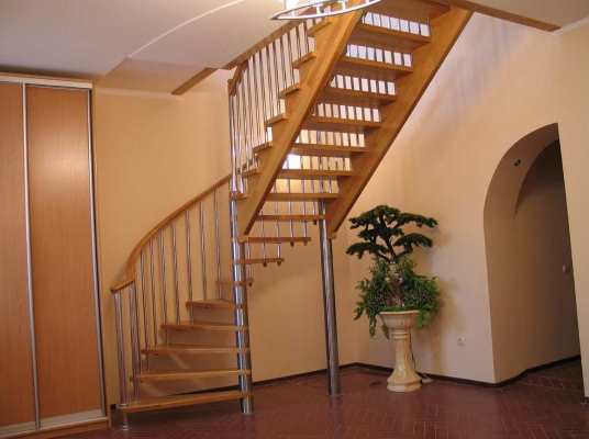 Přijít po schodech, můžete si navrhnout vlastní, hlavní věc - že design byl praktický, pohodlný a bezpečný