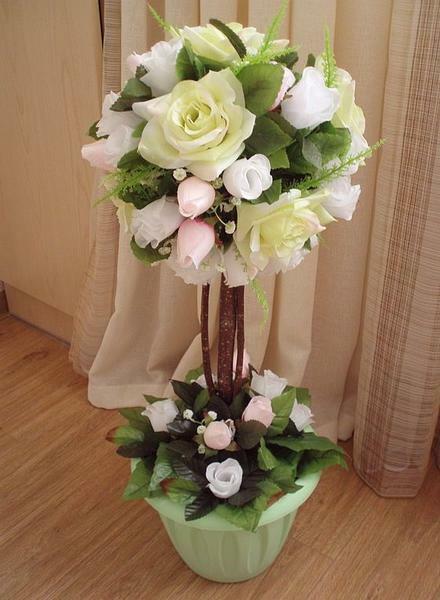 The topiary of flowers will decorate any interior of the room