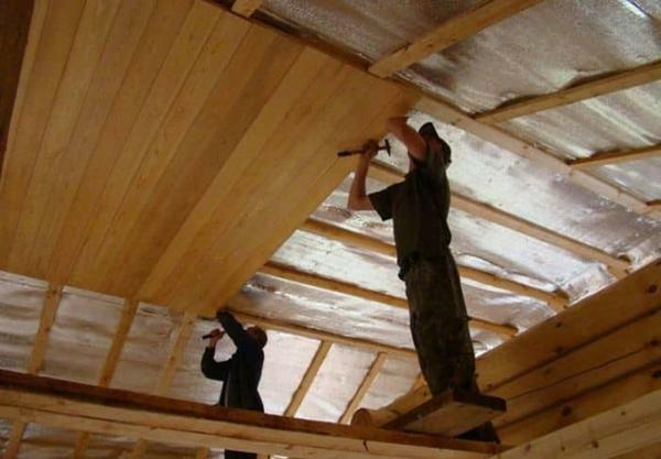 Drevený strop možno vykonať nezávisle na sebe. Tento typ úpravy je veľmi populárny v súkromných domoch