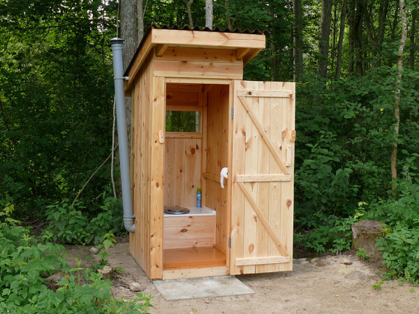 Foto: Trä toalett - den enklaste lösningen för trädgården