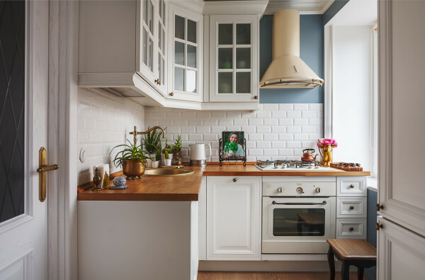 Et lille køkken med den rette tilgang til design kan være en model for smag og evnen til at gøre rummet funktionelle