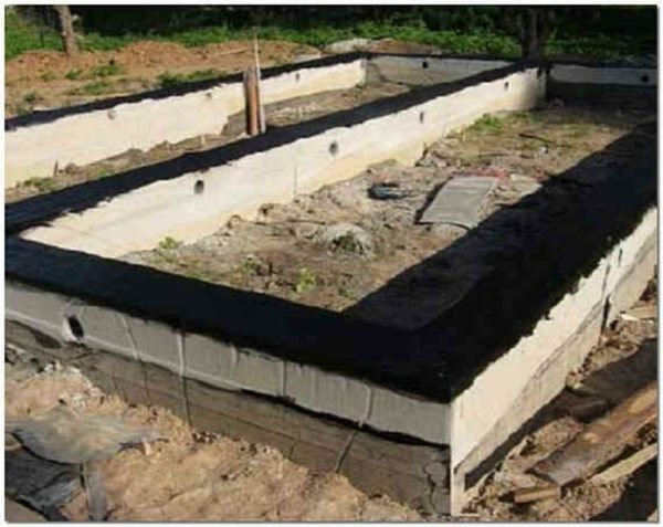 Bitumen baserat material kan användas för den horisontella tätningslisten foundation