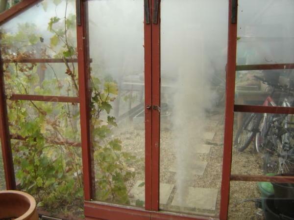 In het proces van verval in een kas rookbom vernietigt schadelijke insecten en bacteriën