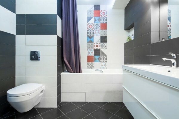 Egy példa a modern fürdőszoba kialakítása 4 négyzetméter