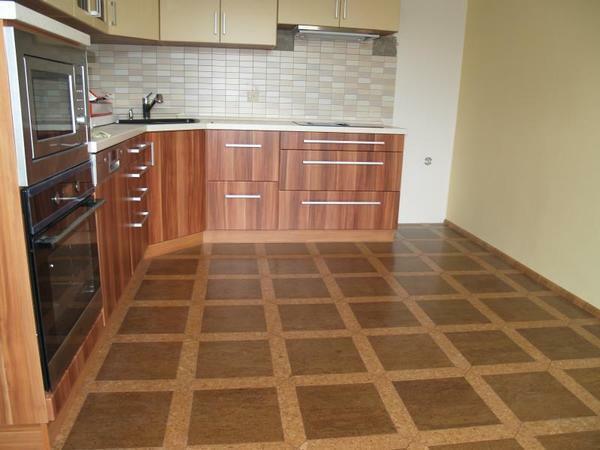Šiuolaikinės grindys virtuvės dizainas kartu, grindjuostės, spalva, juoda ir balta, tamsiai pilka ir vengė