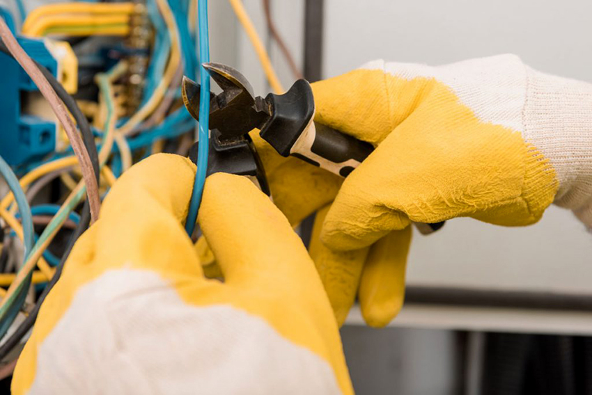 Gumirani dielektrični bočni rezači omogućuju vam rad sa žicama pod naponom 