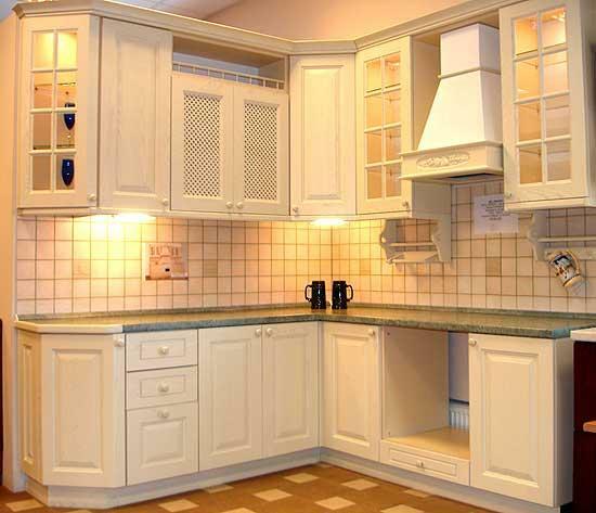 Cozinha de design de interiores: cozinha com uma ilha no branco