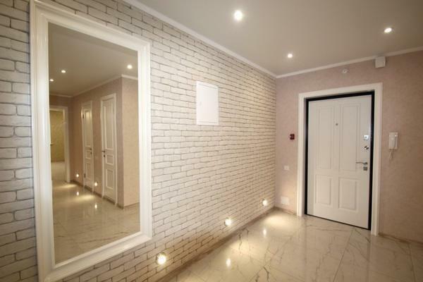 În coridor, puteți face o podea de iluminat special, care va fi funcțional și practic