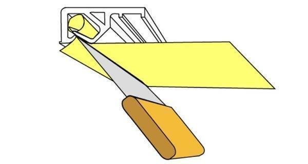 Kun nokka kiinnitystapa käyttämällä erityistä PVC-profiilin kattoon
