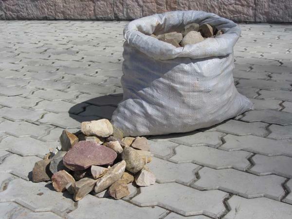 There are many options for using materials for equipping the bottom of a well, but the best is dense clay