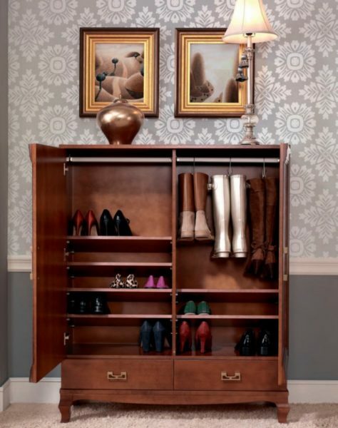 Zamknięte szafki na buty lub szafy mogą być wykonywane w sposób klasyczny lub jakimkolwiek innym stylu, całe wnętrze Twojego mieszkania