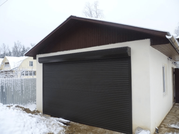 V hladni sezoni lahko takšna vrata v garaži zamrzne