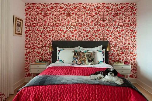Memilih wallpaper untuk kamar tidur, Anda harus mempertimbangkan tidak hanya keindahan dan kasih karunia angka, tetapi juga memperhatikan karakteristik teknis dari lapisan