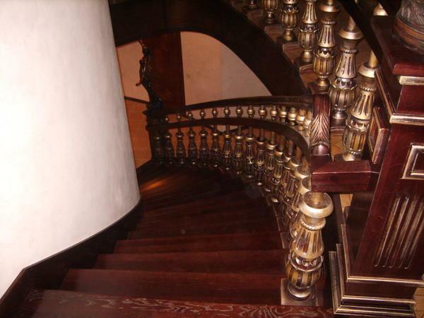 Tālāk rotā kāpnes un padarīt to smalkāku, varat izmantot stilīgs un elegants margu