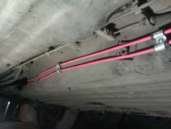In the photo - the fuel of the car, which is threaded into a special heat-shrinkable tube, in this case playing the role of shock absorber in a collision with small debris and bottom of the machine