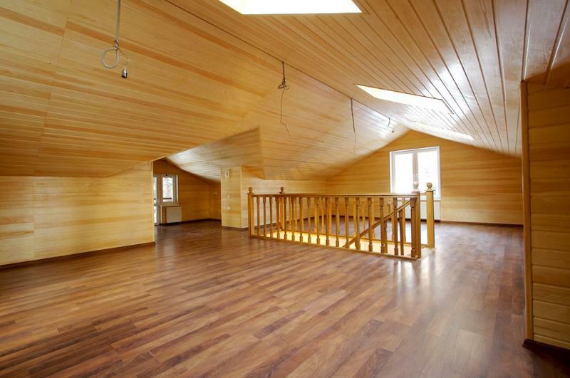 Binnenlands ontwerp van houten huizen: het idee van de afwerking kamers van particuliere woningen uit een bar