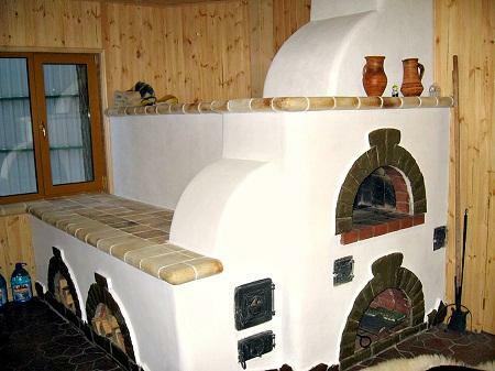 fogão russo é uma construção útil e prático para aquecimento doméstico e cozinhar