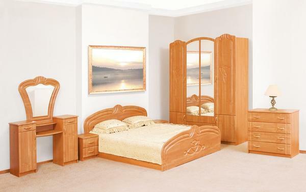 Tradicionālā komplekts guļamistabas komplekts sastāv no gultas, naktsgaldiņi, kumode un tualetes galdiņš ar spoguli