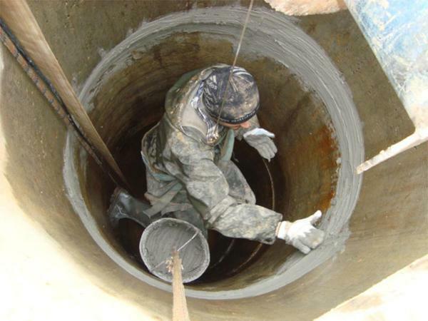 The sealing of seams in the well can be done manually
